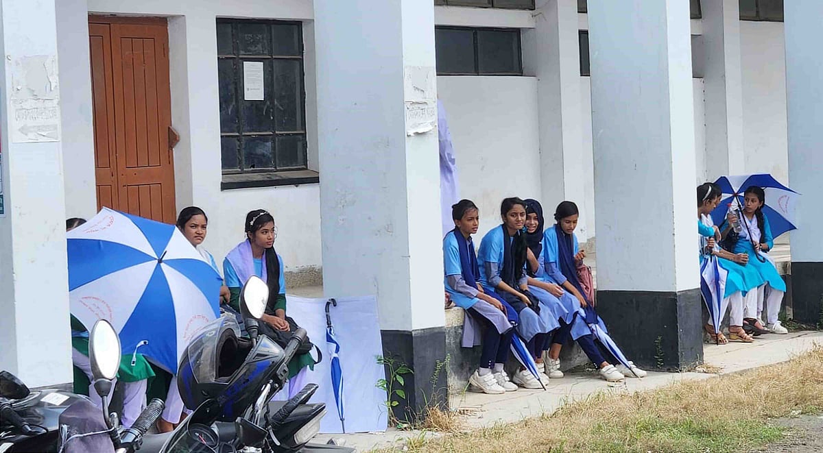 সংসদ সদস্য না আসায় শোভাযাত্রার জন্য রোববার সকাল সাড়ে ৮টা থেকে শিক্ষার্থীরা জেলা প্রশাসকের কার্যালয়ের সামনে রোদে দাঁড়িয়ে অপেক্ষা করছিলেন। যদিও তাদের কাছে ছাতা ছিল। একপর্যায়ে তারা জেলা প্রশাসকের বারান্দায় আশয় নেয়